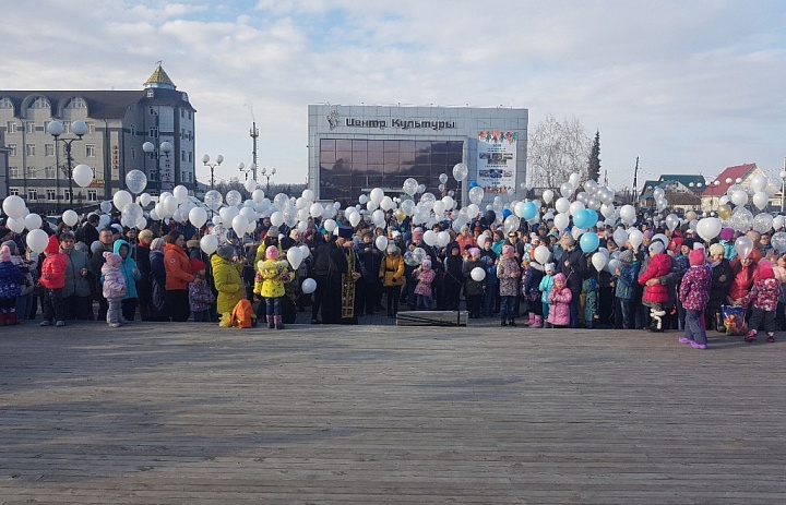 Жители Маймы провели акцию в поддержку Кемеровчан, пострадавших в результате трагедии в ТЦ "Зимняя вишня"