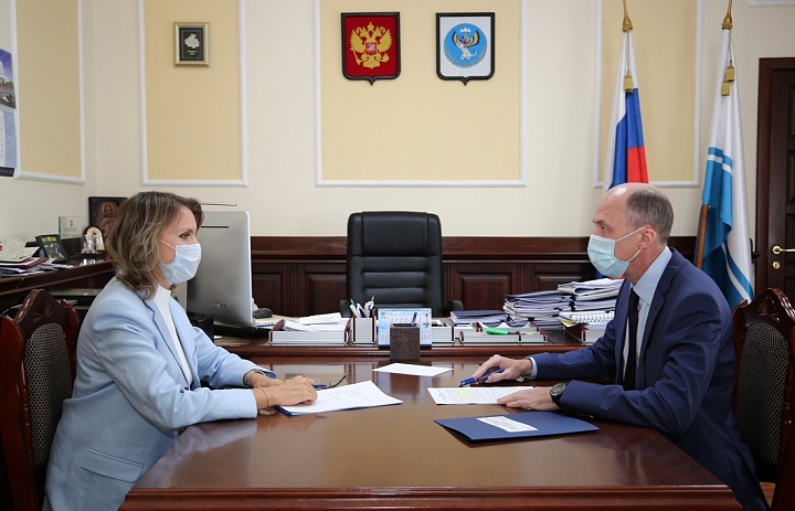 Глава Республики Алтай Олег Хорохордин провел встречу с руководителем Алтайкрайстата Ольгой Ситниковой 